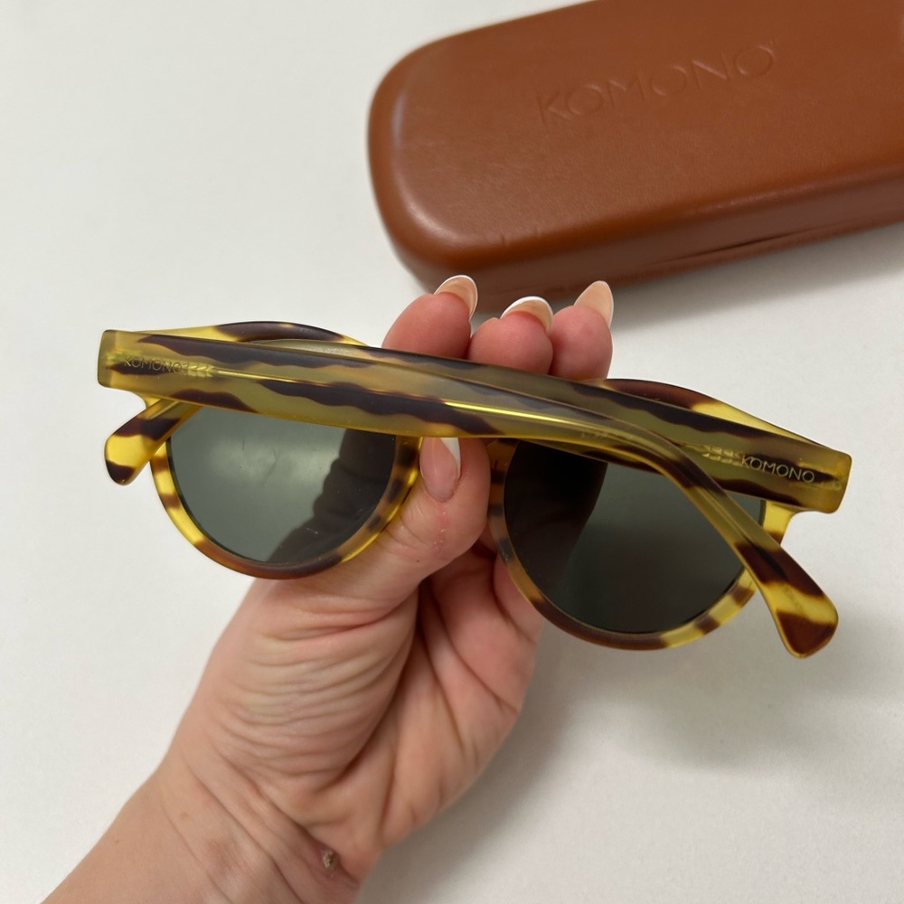 Stylish Tortoise Shell Sunglasses - Picture 5 of 5
